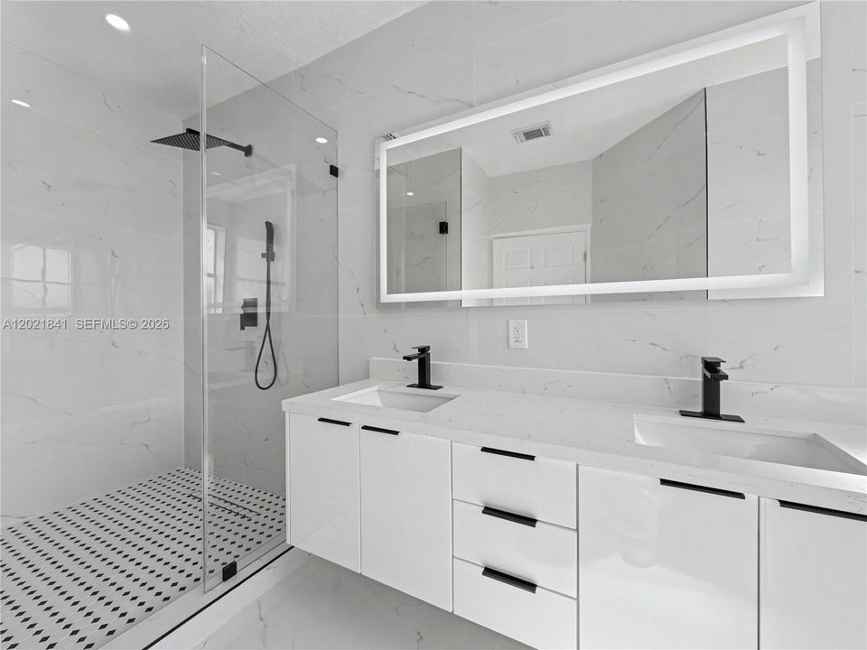 Vendido Recientemente: $1,050,000 (5 camas, 3 baños, 2372 Pies cuadrados)
