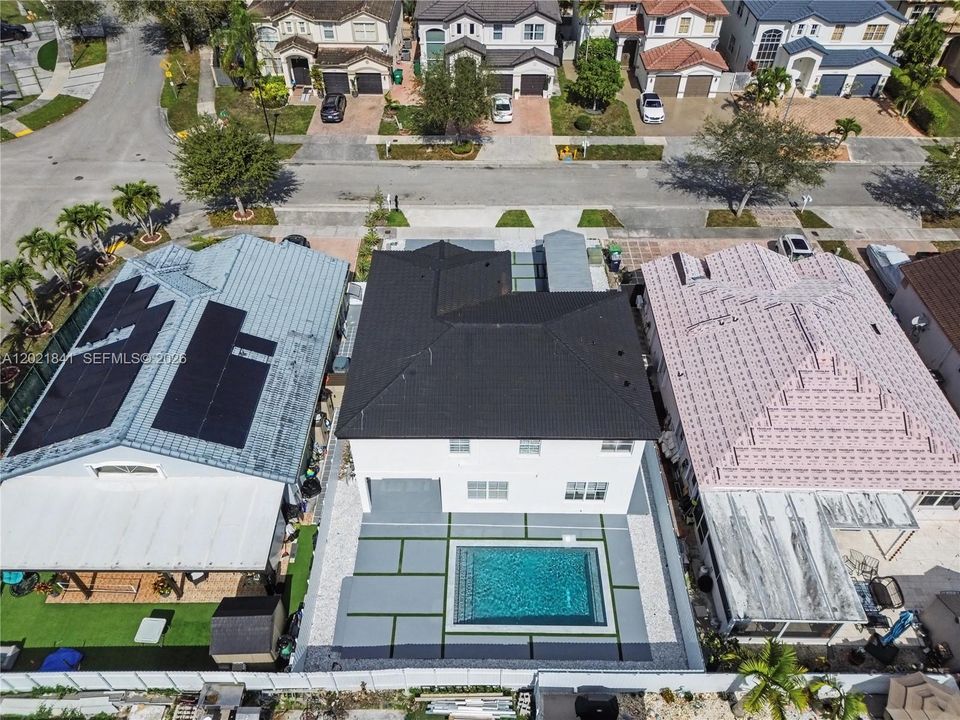 Vendido Recientemente: $1,050,000 (5 camas, 3 baños, 2372 Pies cuadrados)