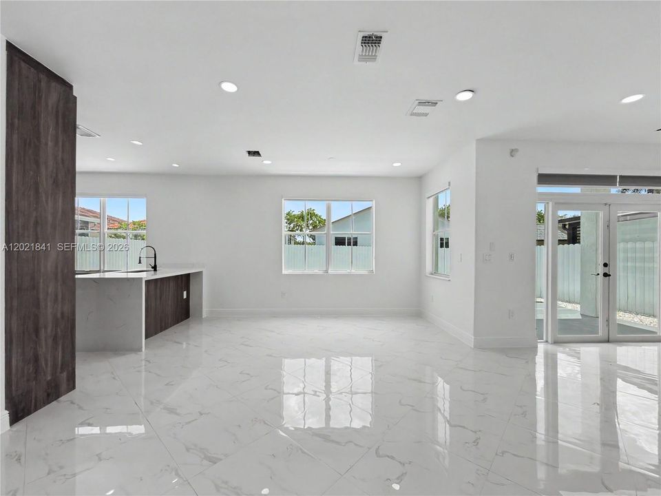 Vendido Recientemente: $1,050,000 (5 camas, 3 baños, 2372 Pies cuadrados)