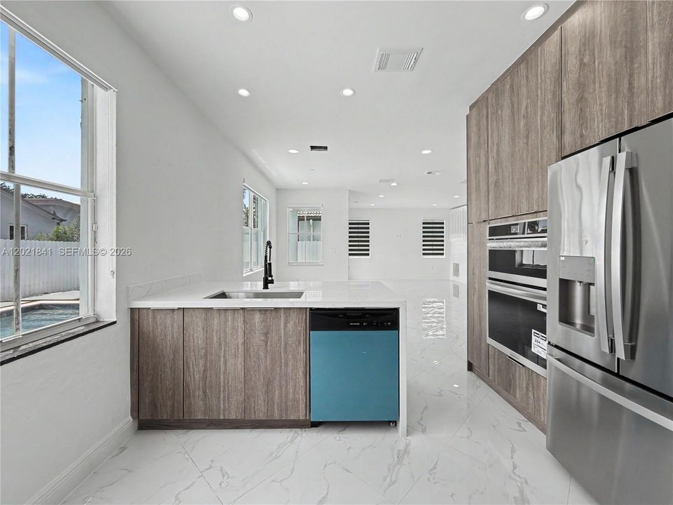 Vendido Recientemente: $1,050,000 (5 camas, 3 baños, 2372 Pies cuadrados)