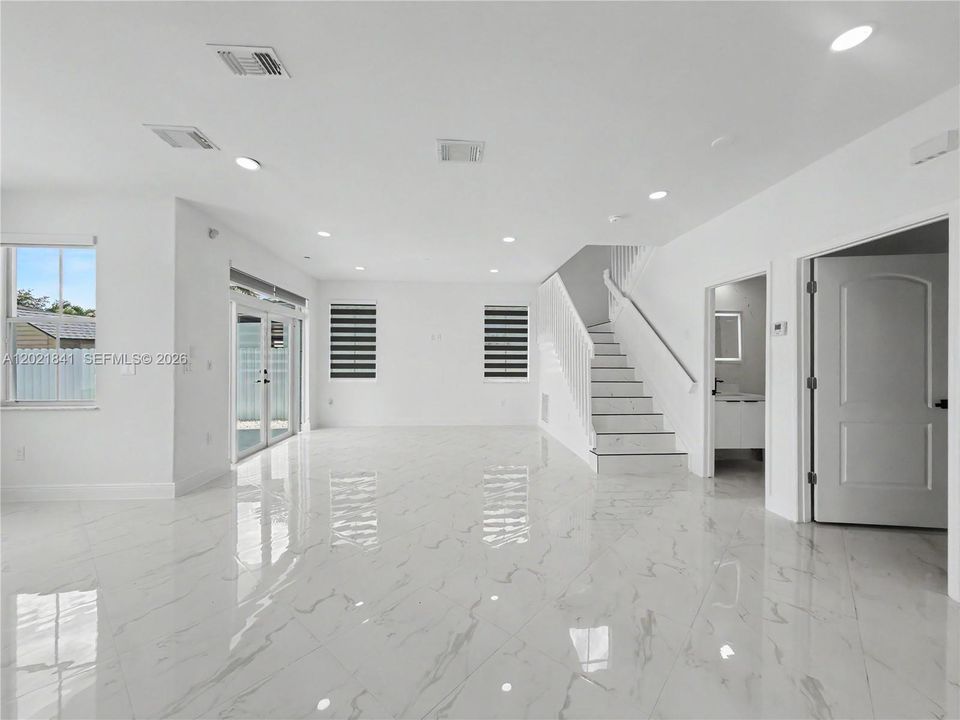 Vendido Recientemente: $1,050,000 (5 camas, 3 baños, 2372 Pies cuadrados)