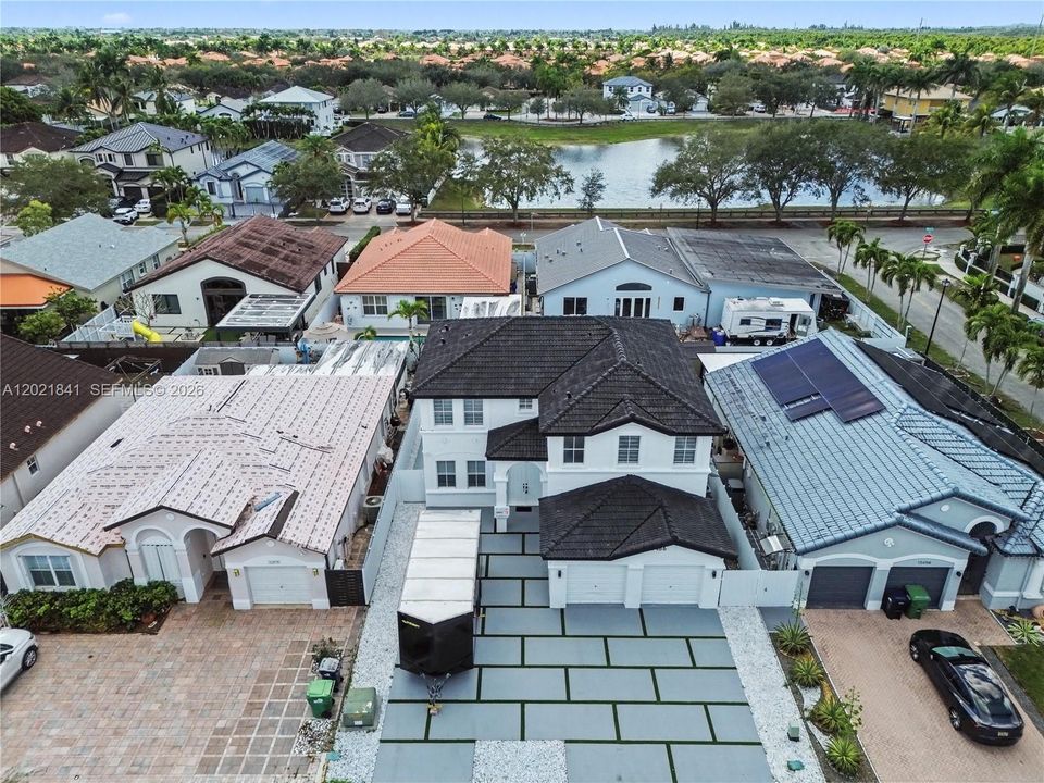 Vendido Recientemente: $1,050,000 (5 camas, 3 baños, 2372 Pies cuadrados)