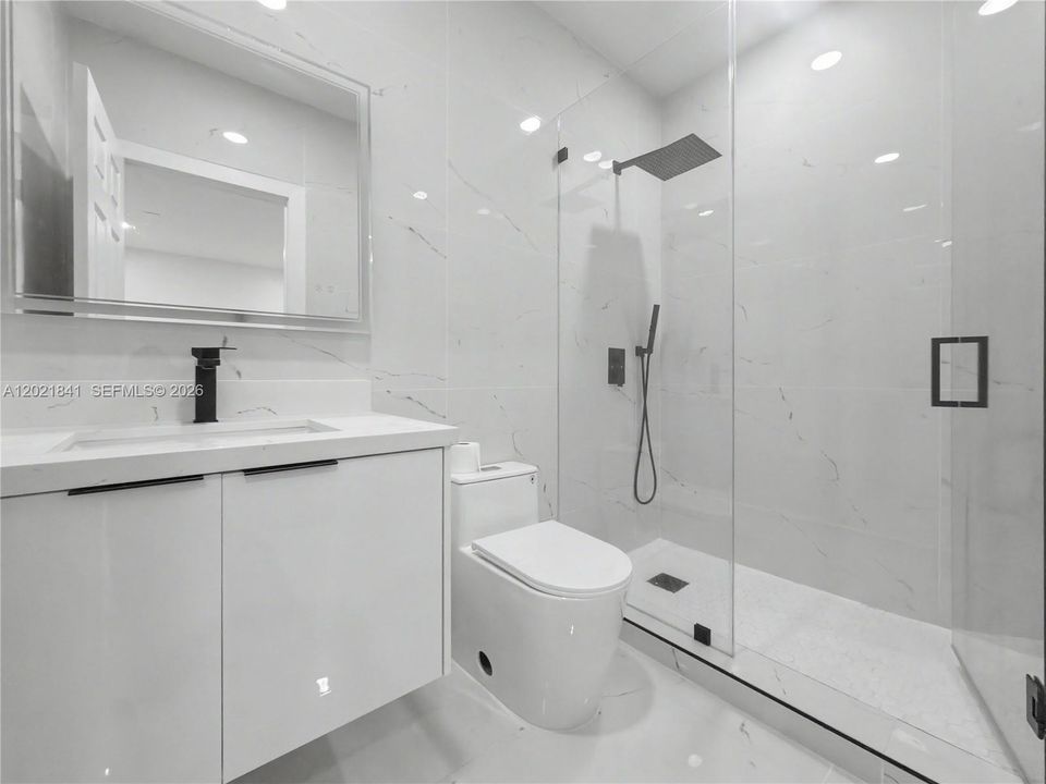Vendido Recientemente: $1,050,000 (5 camas, 3 baños, 2372 Pies cuadrados)