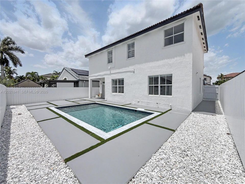Vendido Recientemente: $1,050,000 (5 camas, 3 baños, 2372 Pies cuadrados)