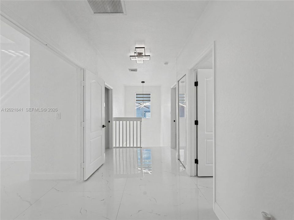Vendido Recientemente: $1,050,000 (5 camas, 3 baños, 2372 Pies cuadrados)