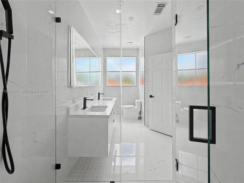 Vendido Recientemente: $1,050,000 (5 camas, 3 baños, 2372 Pies cuadrados)