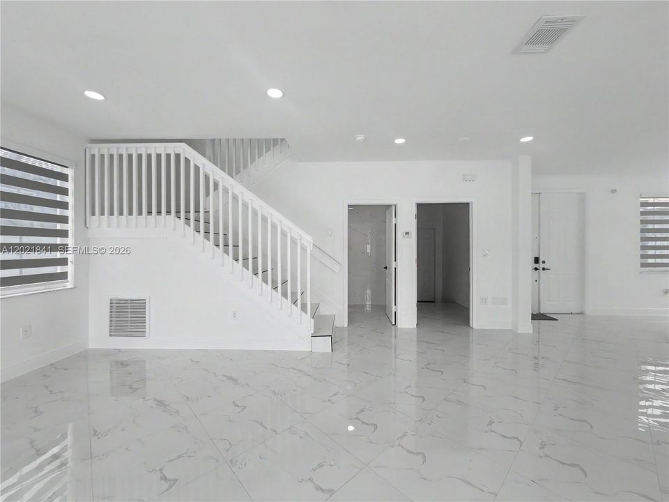 Vendido Recientemente: $1,050,000 (5 camas, 3 baños, 2372 Pies cuadrados)