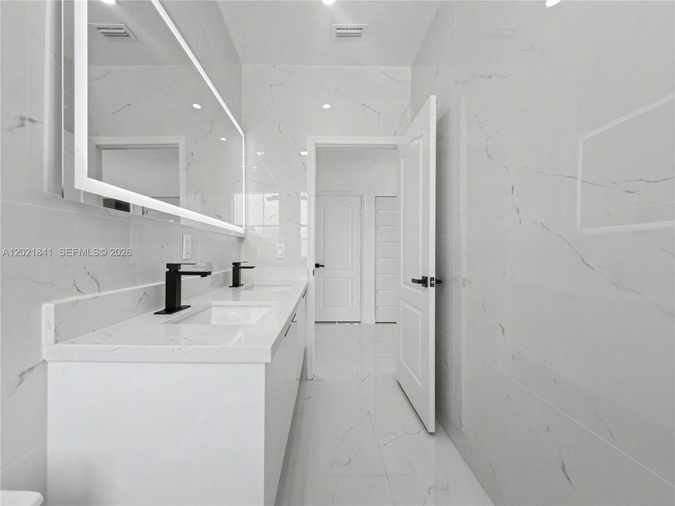 Vendido Recientemente: $1,050,000 (5 camas, 3 baños, 2372 Pies cuadrados)