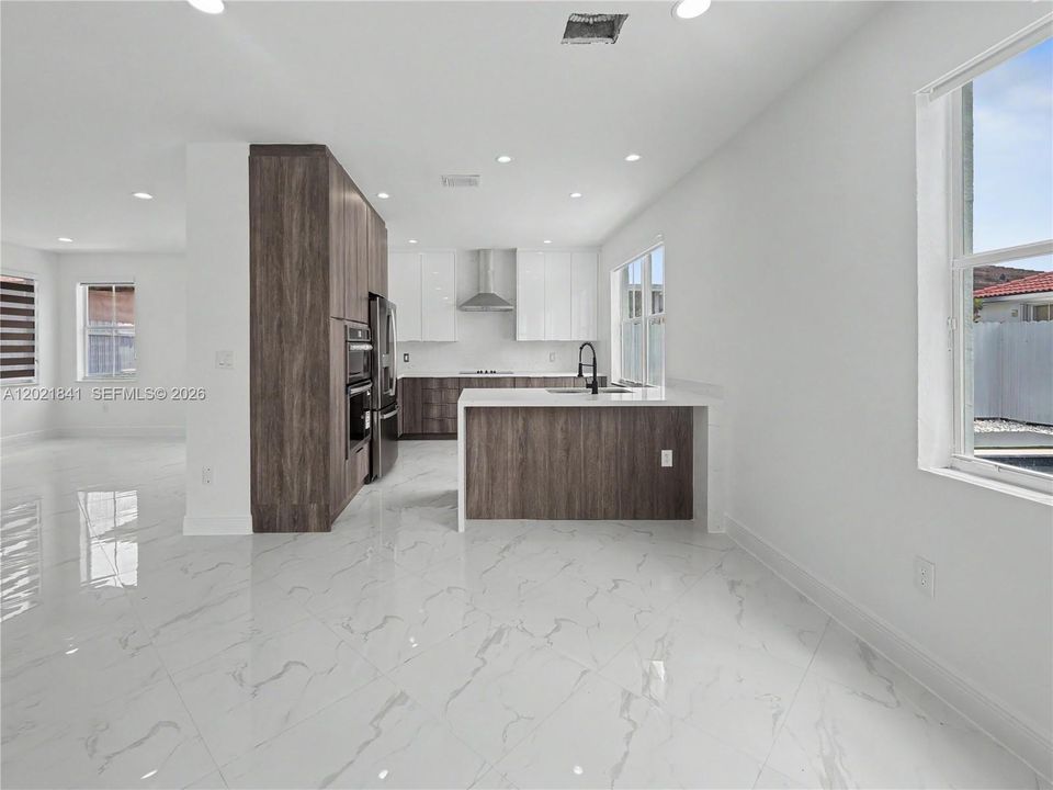 Vendido Recientemente: $1,050,000 (5 camas, 3 baños, 2372 Pies cuadrados)
