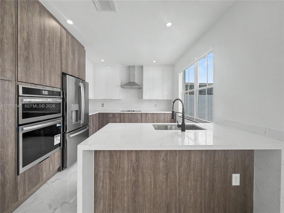 Vendido Recientemente: $1,050,000 (5 camas, 3 baños, 2372 Pies cuadrados)