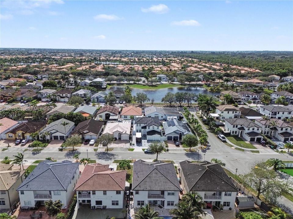Vendido Recientemente: $1,050,000 (5 camas, 3 baños, 2372 Pies cuadrados)