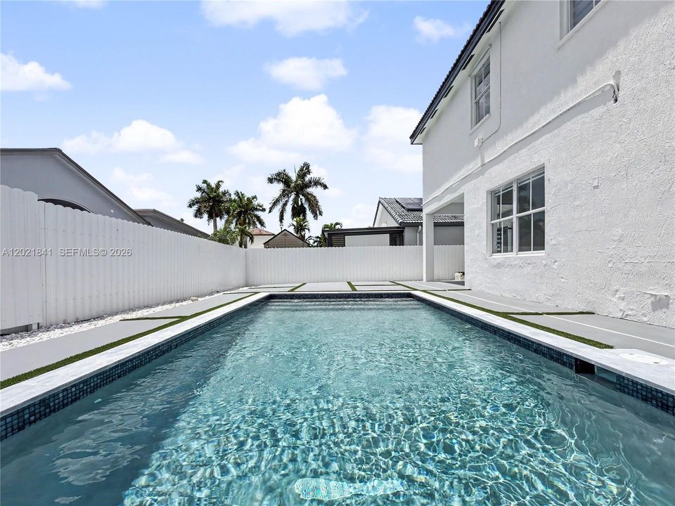 Vendido Recientemente: $1,050,000 (5 camas, 3 baños, 2372 Pies cuadrados)