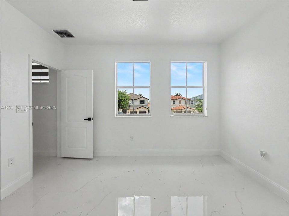 Vendido Recientemente: $1,050,000 (5 camas, 3 baños, 2372 Pies cuadrados)