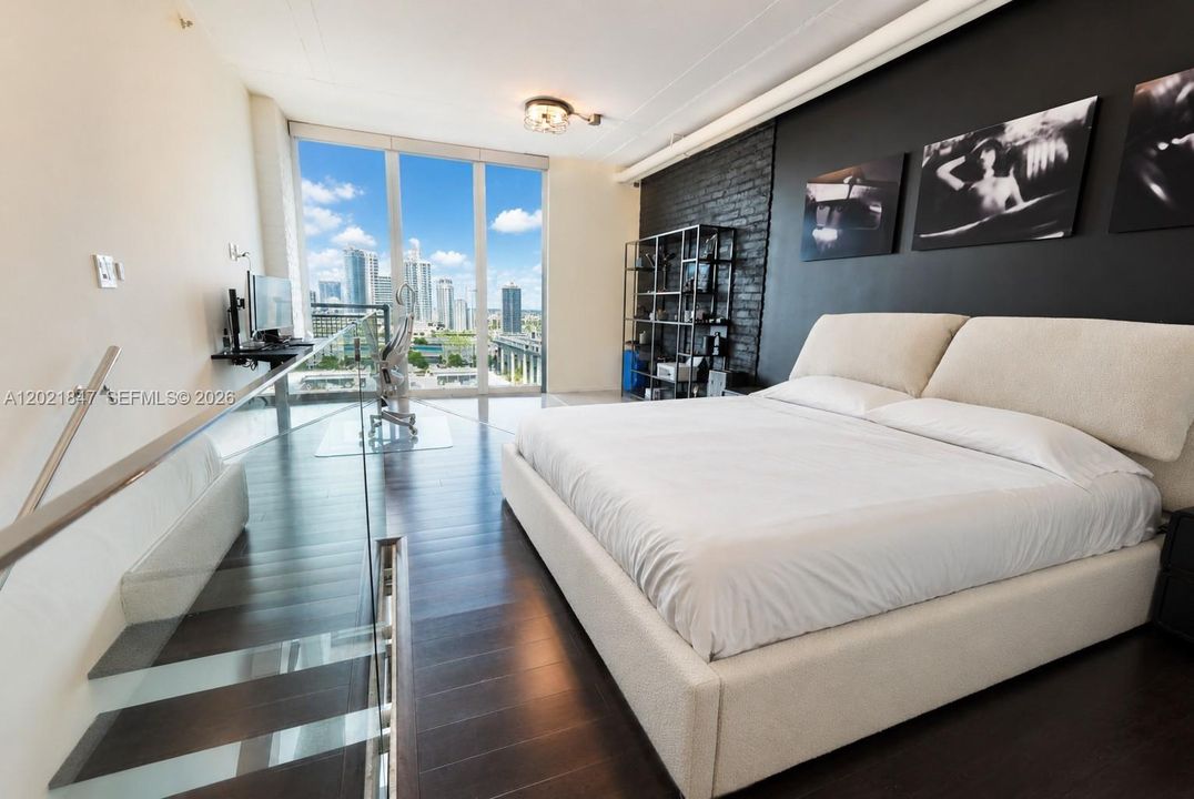 For Sale: $425,000 (1 beds, 1 baths, 795 Square Feet)