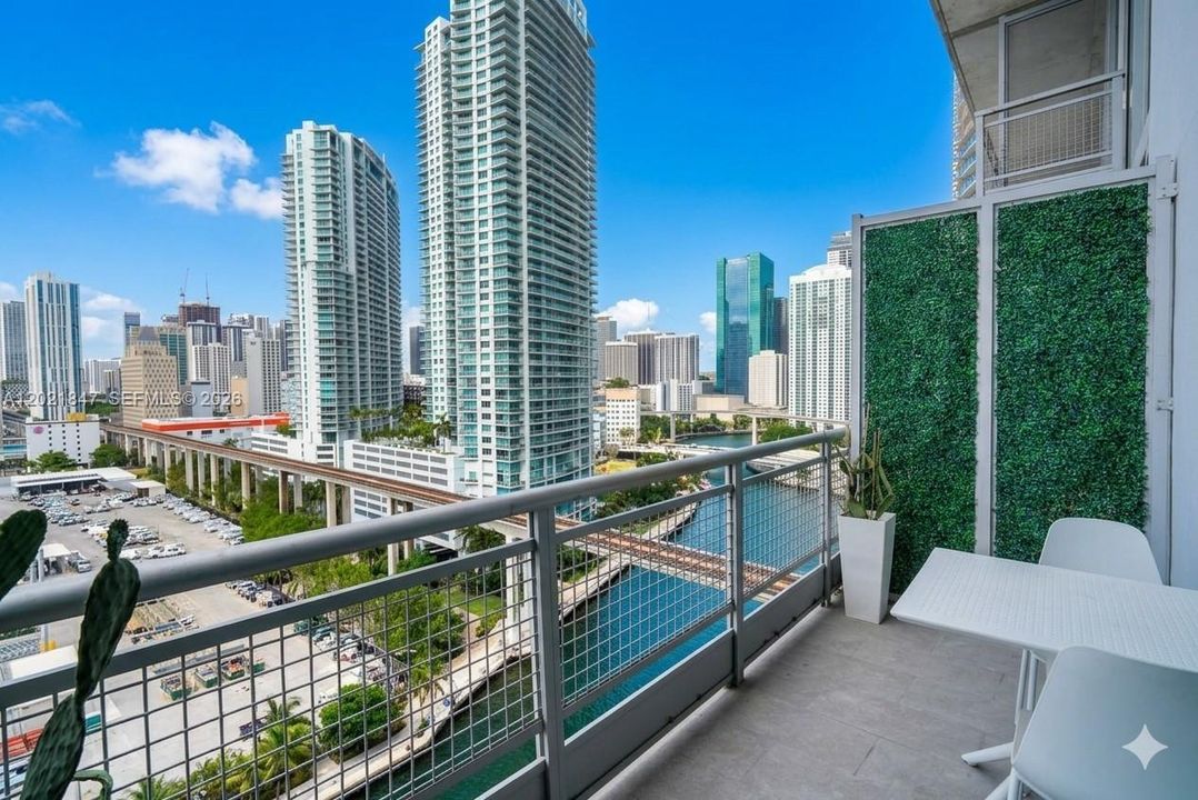 For Sale: $425,000 (1 beds, 1 baths, 795 Square Feet)