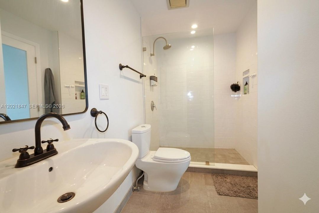 For Sale: $425,000 (1 beds, 1 baths, 795 Square Feet)
