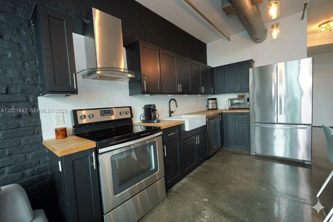 For Sale: $425,000 (1 beds, 1 baths, 795 Square Feet)
