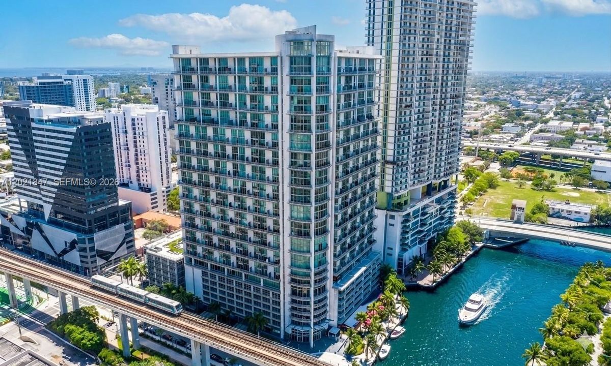 For Sale: $425,000 (1 beds, 1 baths, 795 Square Feet)