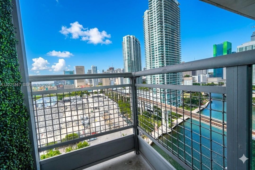 For Sale: $425,000 (1 beds, 1 baths, 795 Square Feet)