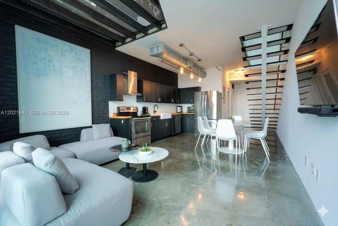For Sale: $425,000 (1 beds, 1 baths, 795 Square Feet)
