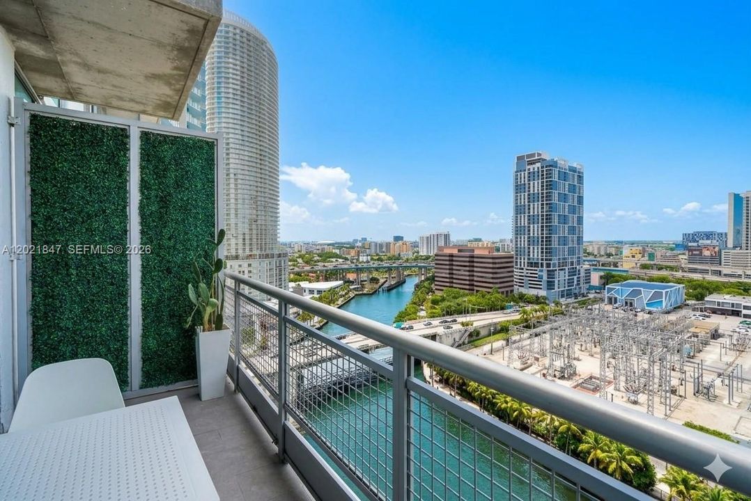 For Sale: $425,000 (1 beds, 1 baths, 795 Square Feet)