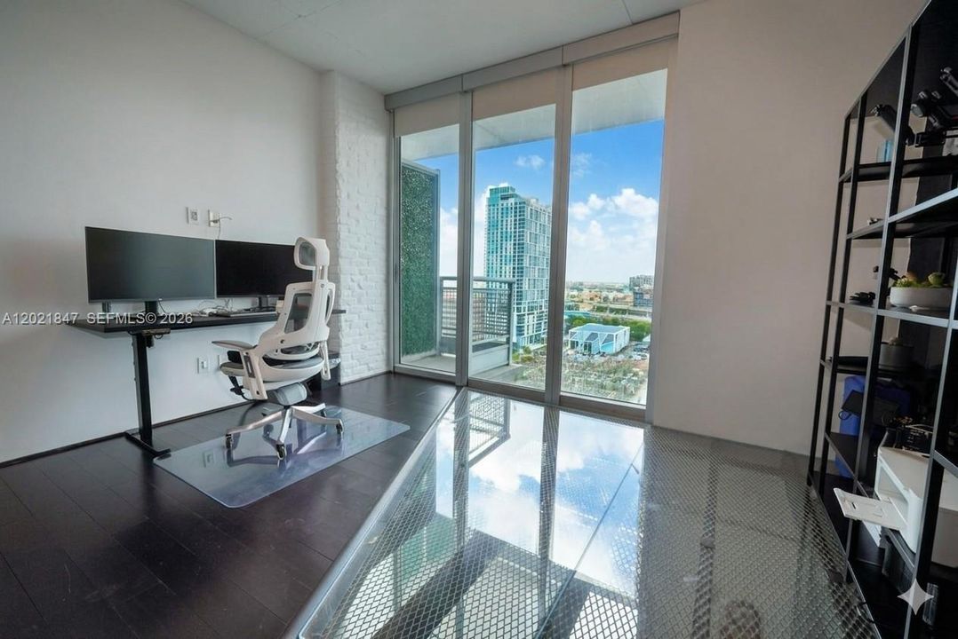 For Sale: $425,000 (1 beds, 1 baths, 795 Square Feet)