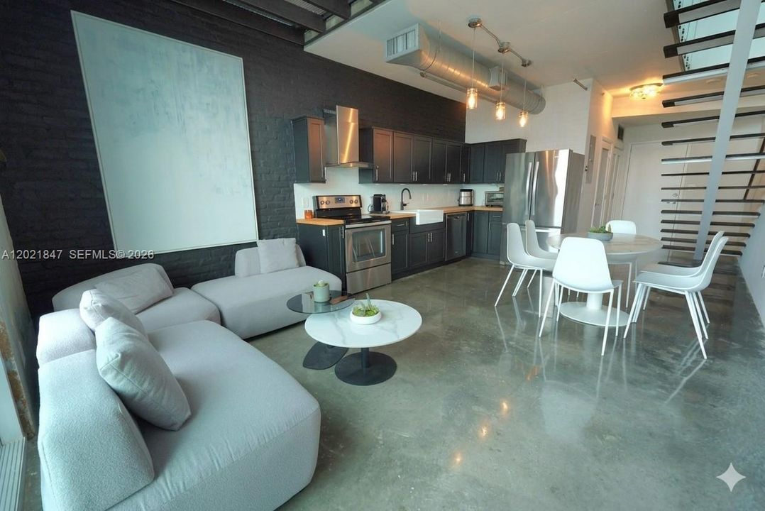 For Sale: $425,000 (1 beds, 1 baths, 795 Square Feet)
