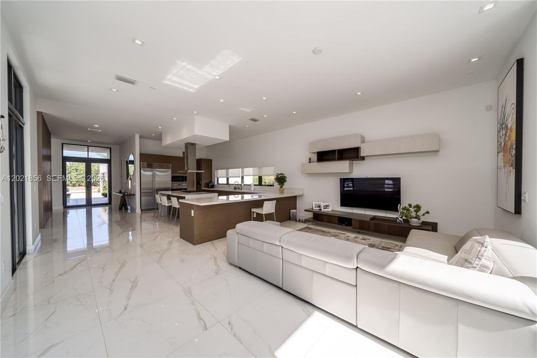 For Sale: $3,300,000 (6 beds, 7 baths, 5184 Square Feet)