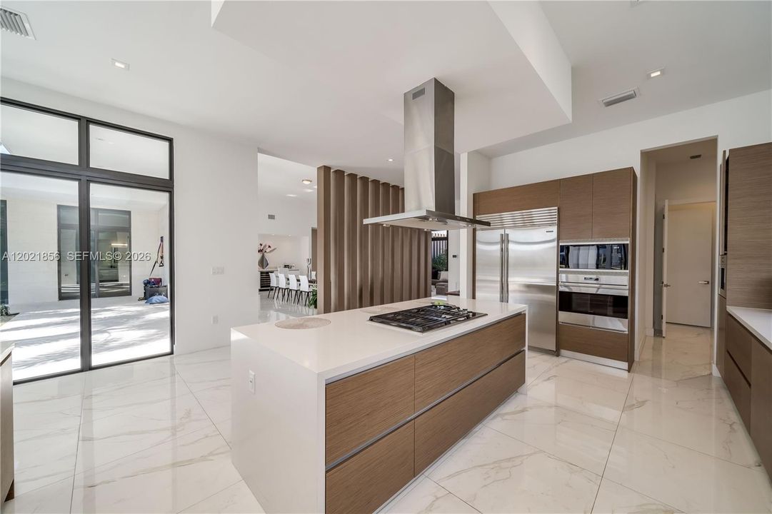 For Sale: $3,300,000 (6 beds, 7 baths, 5184 Square Feet)