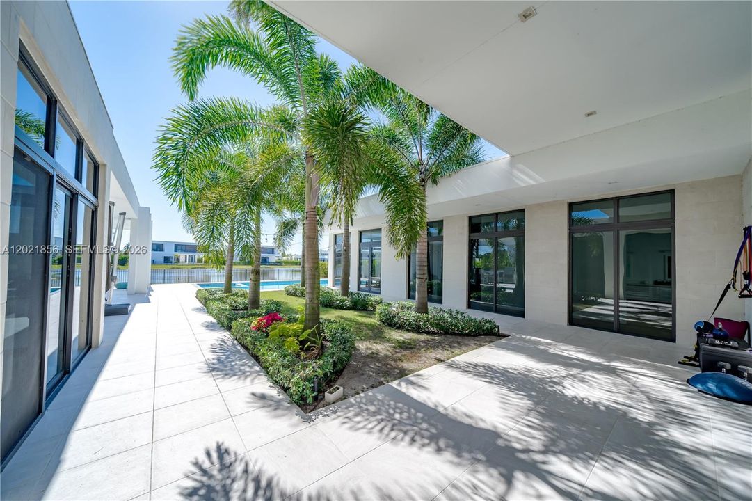 For Sale: $3,300,000 (6 beds, 7 baths, 5184 Square Feet)