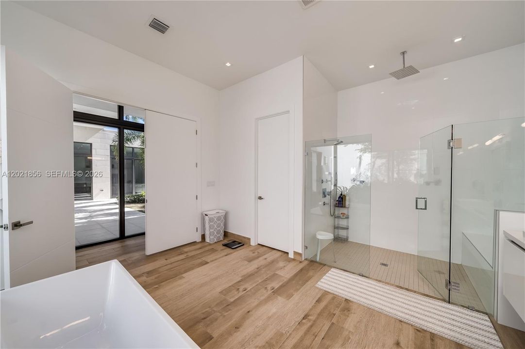 For Sale: $3,300,000 (6 beds, 7 baths, 5184 Square Feet)
