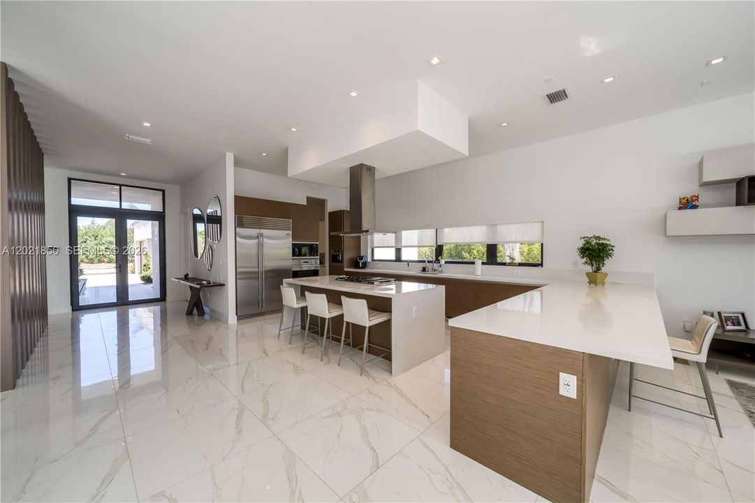 For Sale: $3,300,000 (6 beds, 7 baths, 5184 Square Feet)
