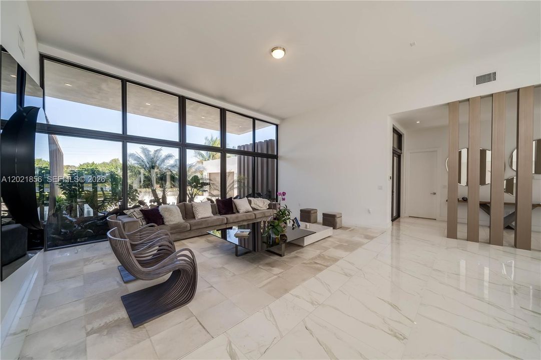 For Sale: $3,300,000 (6 beds, 7 baths, 5184 Square Feet)
