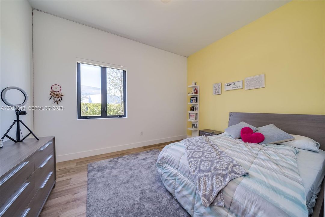 For Sale: $3,300,000 (6 beds, 7 baths, 5184 Square Feet)