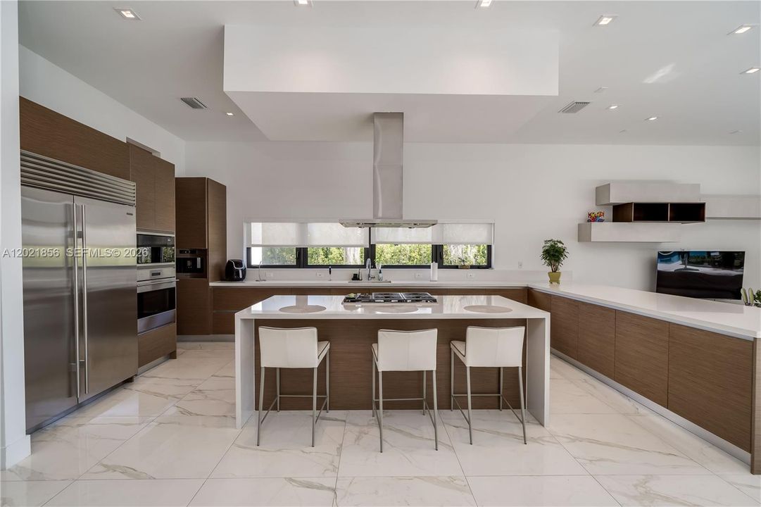 For Sale: $3,300,000 (6 beds, 7 baths, 5184 Square Feet)