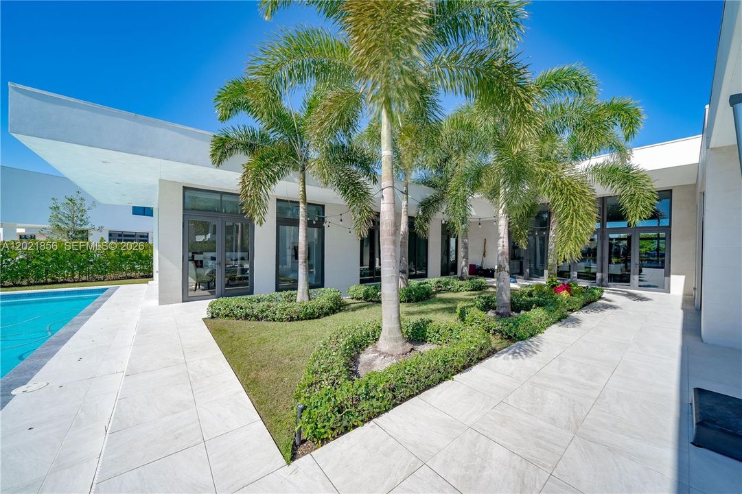 For Sale: $3,300,000 (6 beds, 7 baths, 5184 Square Feet)