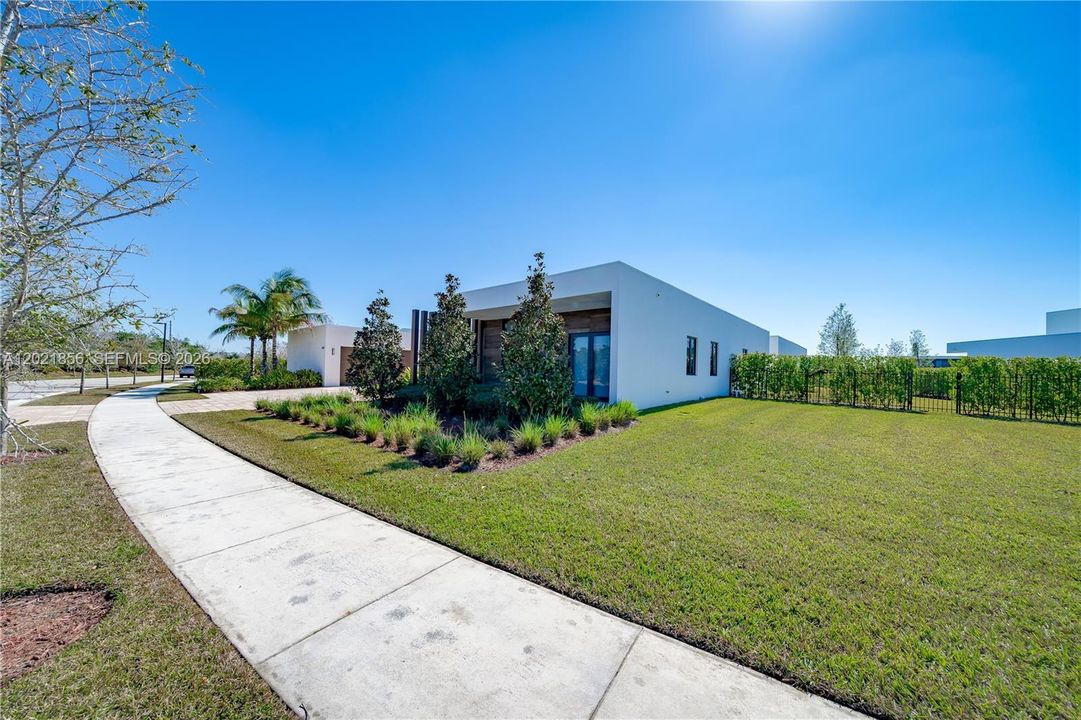 For Sale: $3,300,000 (6 beds, 7 baths, 5184 Square Feet)
