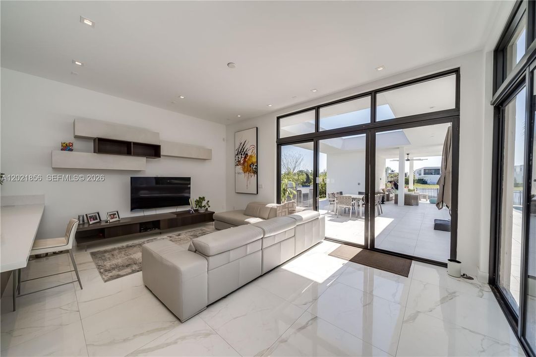For Sale: $3,300,000 (6 beds, 7 baths, 5184 Square Feet)