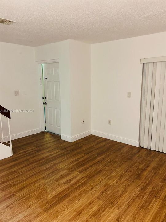 Active With Contract: $1,800 (1 beds, 1 baths, 750 Square Feet)