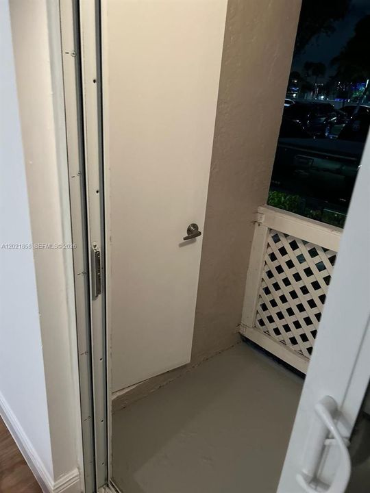 Active With Contract: $1,800 (1 beds, 1 baths, 750 Square Feet)