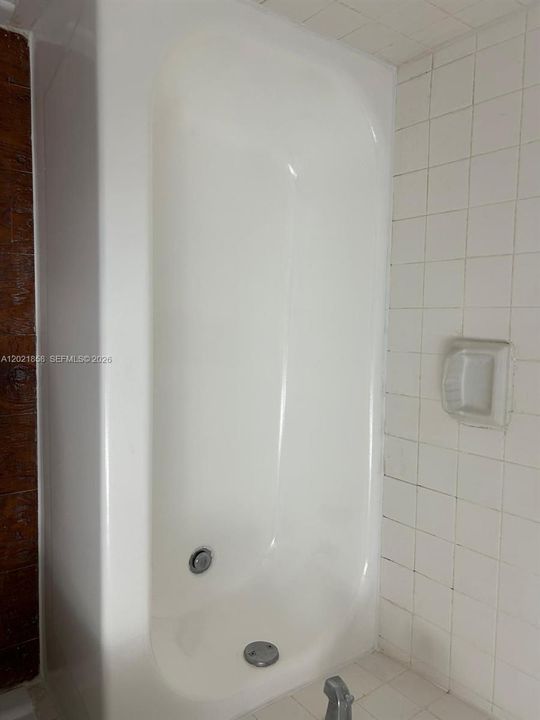 Active With Contract: $1,800 (1 beds, 1 baths, 750 Square Feet)