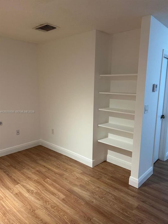 Active With Contract: $1,800 (1 beds, 1 baths, 750 Square Feet)