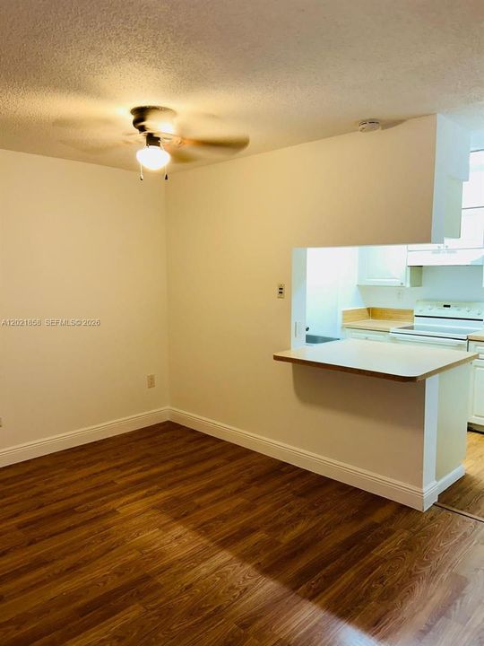 Active With Contract: $1,800 (1 beds, 1 baths, 750 Square Feet)