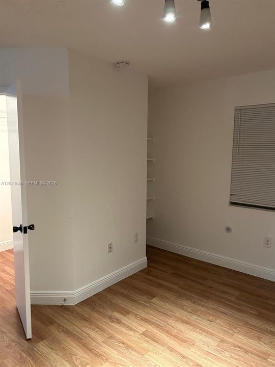 Active With Contract: $1,800 (1 beds, 1 baths, 750 Square Feet)