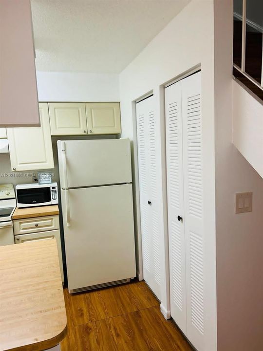Active With Contract: $1,800 (1 beds, 1 baths, 750 Square Feet)