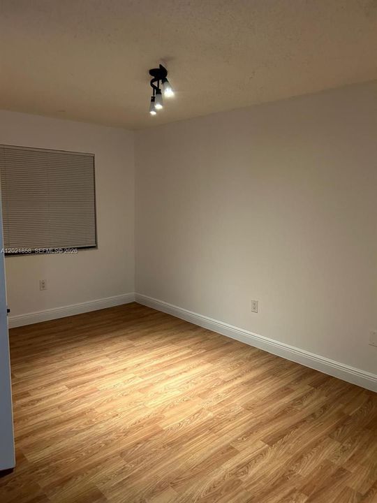 Active With Contract: $1,800 (1 beds, 1 baths, 750 Square Feet)