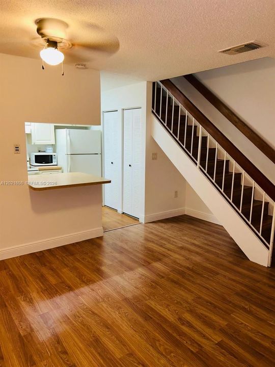 Active With Contract: $1,800 (1 beds, 1 baths, 750 Square Feet)