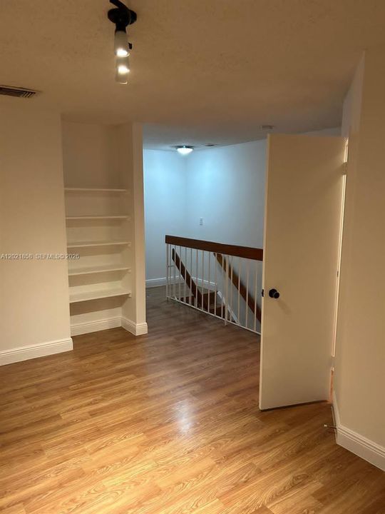 Active With Contract: $1,800 (1 beds, 1 baths, 750 Square Feet)