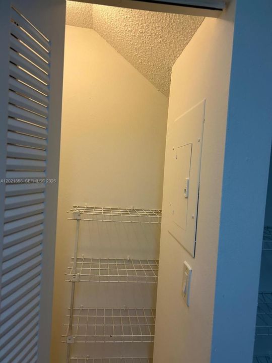 Active With Contract: $1,800 (1 beds, 1 baths, 750 Square Feet)