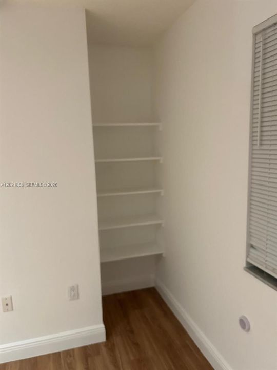 Active With Contract: $1,800 (1 beds, 1 baths, 750 Square Feet)
